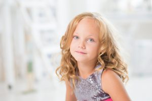 Mädchen mit blonden Locken